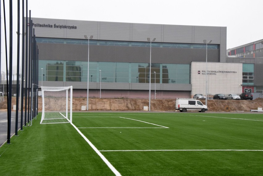 Na nowym stadionie Politechniki Świętokrzyskiej w Kielcach jest już sztuczna nawierzchnia [WIDEO, ZDJĘCIA]