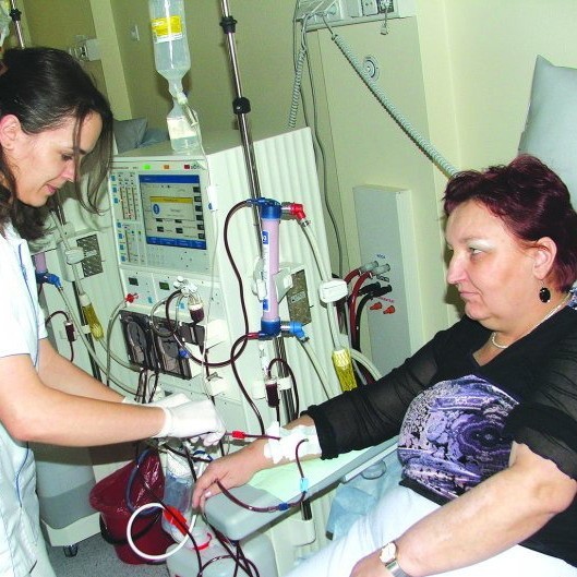 Maria Pekura z Ostrołęki, pacjentka i Katarzyna Wysocka, pielęgniarka w nowej stacji dializ