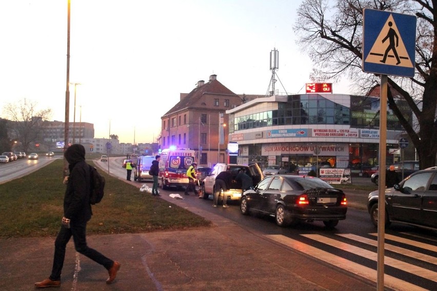 Suzuki potrąciło pieszą na Nadodrzu. Kobieta jest w ciężkim stanie