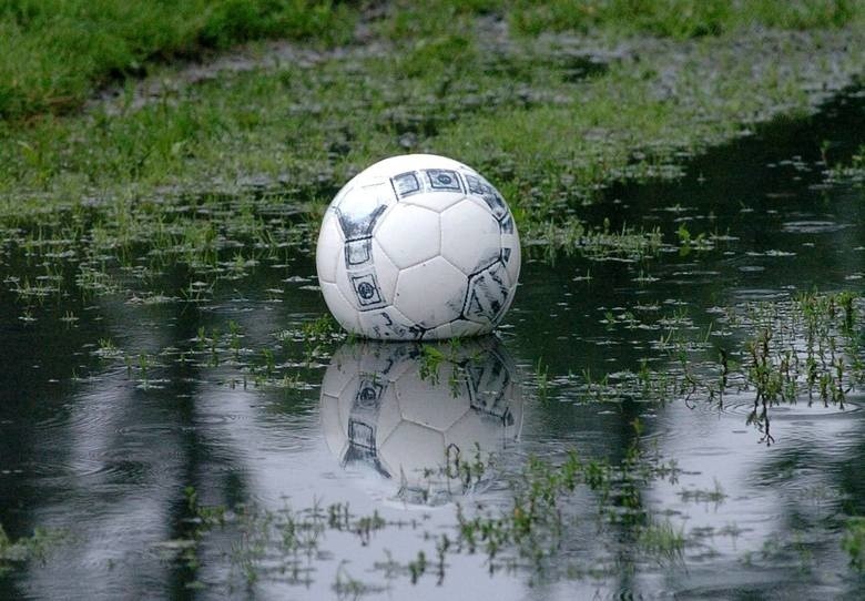 Pogoda nie odpuszcza również obiektom sportowym. W wielu...