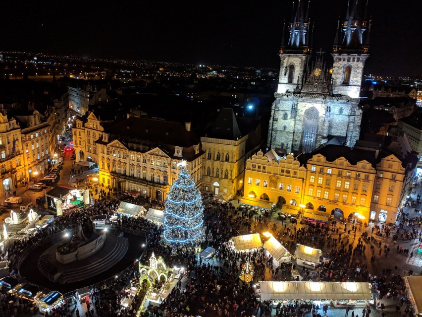 Jarmark bożonarodzeniowy w czeskiej Pradze. Zdjęcie na...