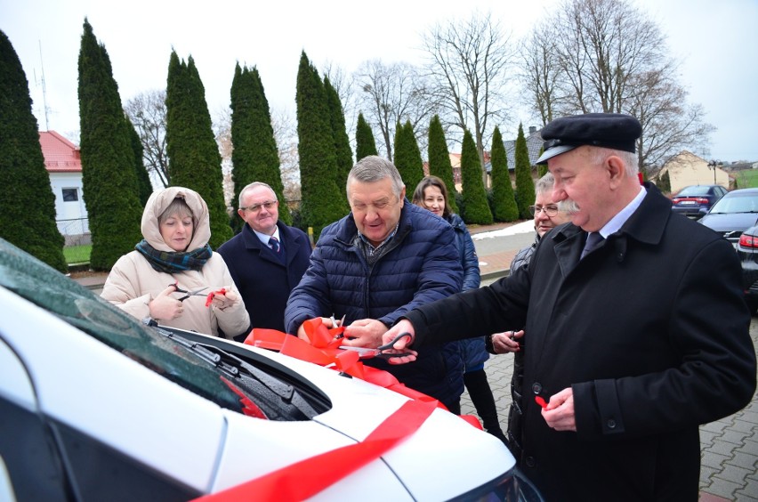 Nowy samochód ford transit na potrzeby Ośrodka Pomocy Społecznej i Klubu Senior + w Kurowie