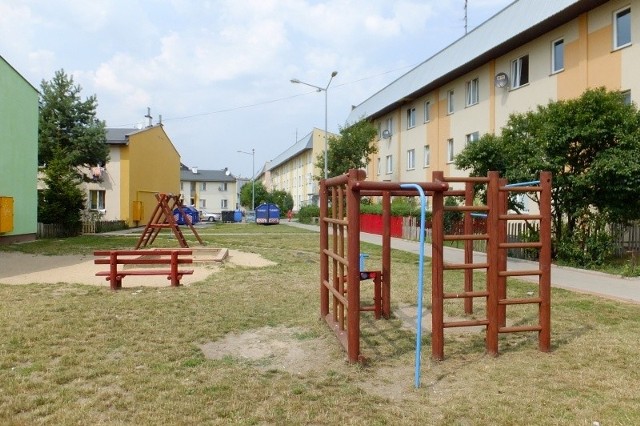 W ramach odpracowywania zadłużenia uczestnicy programu uprzątnęli m.in. plac zabaw przy ulicy Barszczańskiej 2