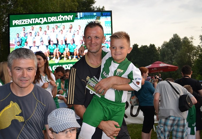 Marcin Wróbel - bramkarz Olimpii z małym fanem