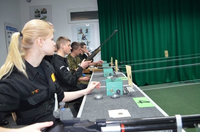 Uczniowie klas mundurowych szkół Zakładu Doskonalenia Zawodowego zmierzyli się w mistrzostwach strzeleckich, które odbyły się w Nowym Mieście nad Pilicą. 