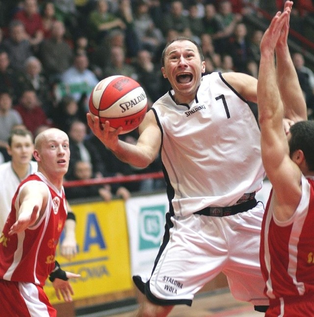 Koszykarze Stali Stalowa Wola (z piłką Bartłomiej Szczepaniak) pokonali w Tychach miejscowy Big Star.