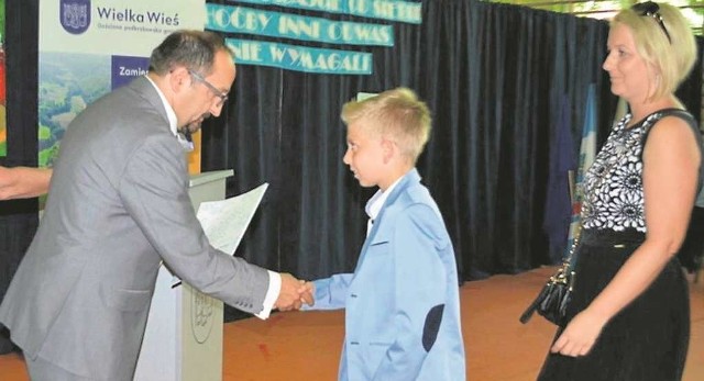 Wójt gminy Wielka Wieś Tadeusz Wójtowicz wręczył stypendia i nagrody dla najlepszych uczniów 