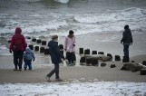 Zima w Kołobrzegu. Plaża, promenada i molo w śnieżnej aurze [ZDJĘCIA]