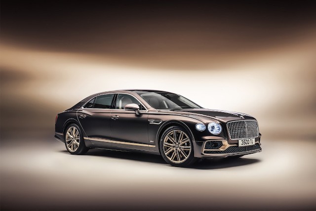 Bentley Motors zaprezentowało limitowaną serię modelu Flying Spur Hybrid – Odyssean Edition. Do wykończenia samochodów wykorzystano nowe materiały i rozwiązania, takie jak fornir z otwartymi porami pokryty warstwą lakieru o grubości jedynie 0,1 mm. W połączeniu z hybrydowym silnikiem o mocy 544 KM Flying Spur Hybrid Odyssean Edition ma wskazywać kierunek rozwoju marki w kierunku zrównoważonego luksusu.Fot. Bentley