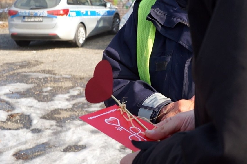 Policja w Żorach rozdawała walentynkowe serduszka