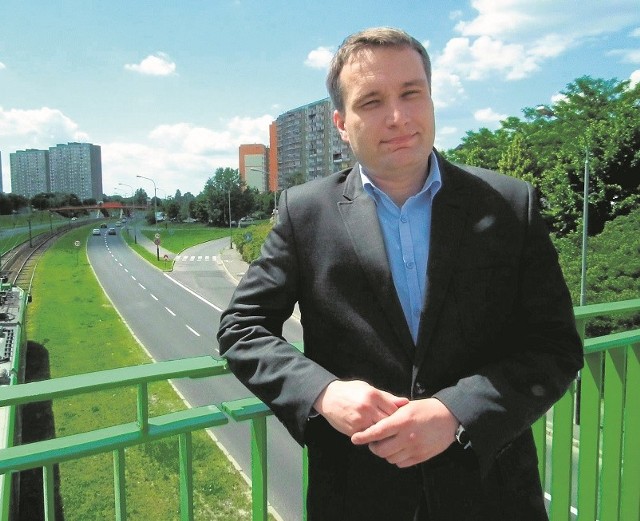 Mariusz Wiśniewski, radny PO i szef komisji rewitalizacyjnej, uważa, że na Ratajach musi powstać więcej miejsc parkingowych.