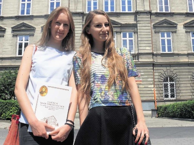 Katarzyna Klus (z lewej) i Malwina Michno to tegoroczne absolwentki I LO w Bochni. - Matura oczywiście zdana. Pisałyśmy rozszerzoną chemię, biologię i angielski - mówią maturzystki.