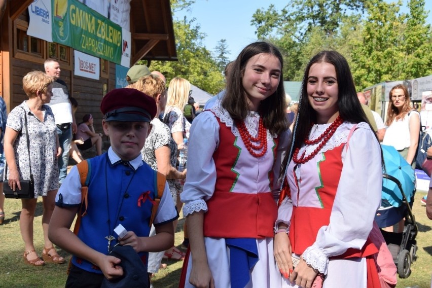 Wielki zlot Kociewiaków. Na dużej scenie rozbrzmiewały kociewskie melodie. Młodzi tancerze z zespołu Modraki prezentowali swoje talenty!