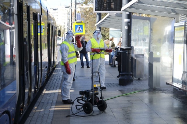 W Toruniu rozpoczęto kolejny etap dezynfekcji przestrzeni publicznych. Po wiatach przystankowych zaczęto odkażać tereny przy szpitalach i przychodniach, dworce autobusowe i kolejowe, przejścia podziemne i popularne ciągi piesze – łącznie 33 tys. m kw.Obejrzyj fotoreportaż: Toruń podczas zarazy! Tak wygląda teraz miastoOdkażane są m.in. Aleja Solidarności, fragmenty Czerwonej Drogi i ul. Odrodzenia oraz  popularne ulice starówki i Rubinkowa. Do odkażania używa się podchlorynu sodu, jest to środek rekomendowany przez Głównego Inspektora Sanitarnego.Dezynfekcja prowadzona jest metodą zamgławiania, będzie ona powtarzana systematycznie, raz w tygodniu.Polecamy: TOP 10 sklepów, które powinny być w Toruniu