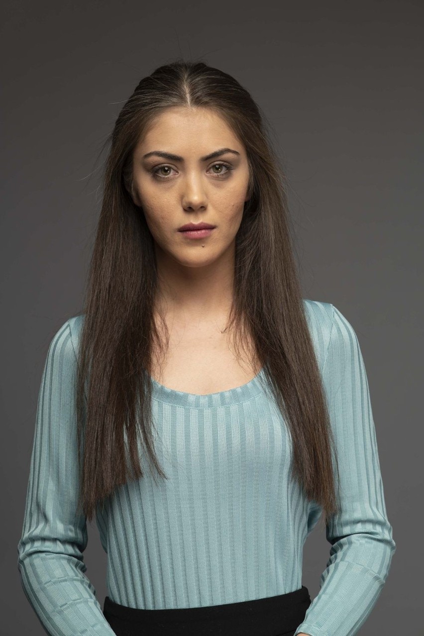 W rolę Meryem Çelik wcieliła się aktorka Gizem Arikan