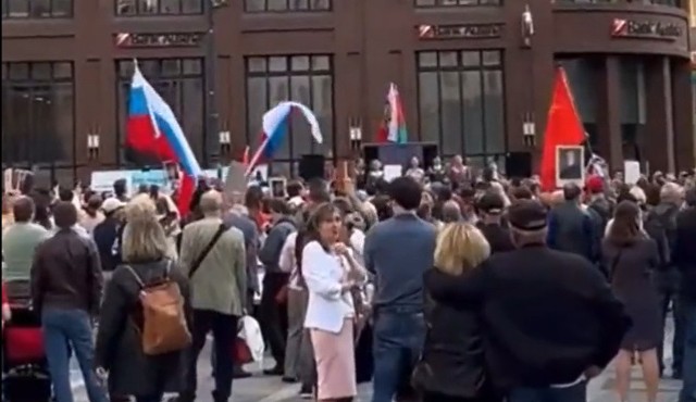 9 maja w Wiedniu. Rosyjskie flagi na demonstracji