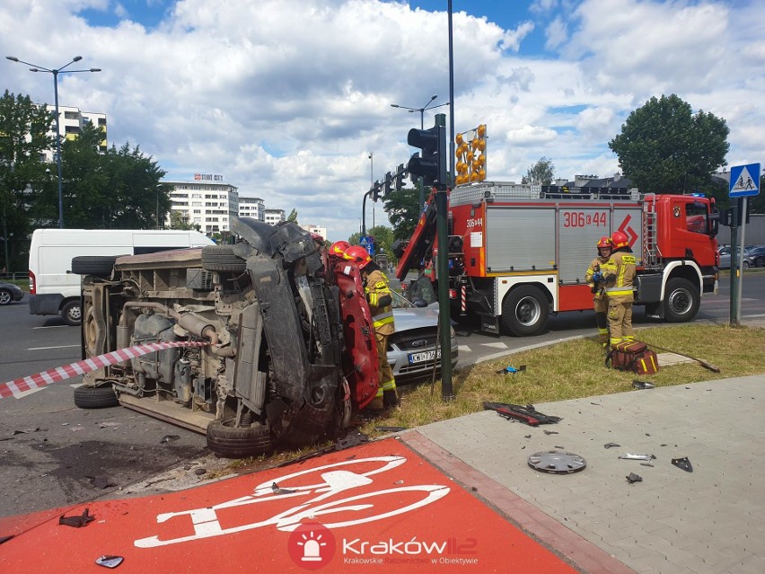 Kraków. Koszmarny wypadek przy Wielickiej. Dwie osoby ranne