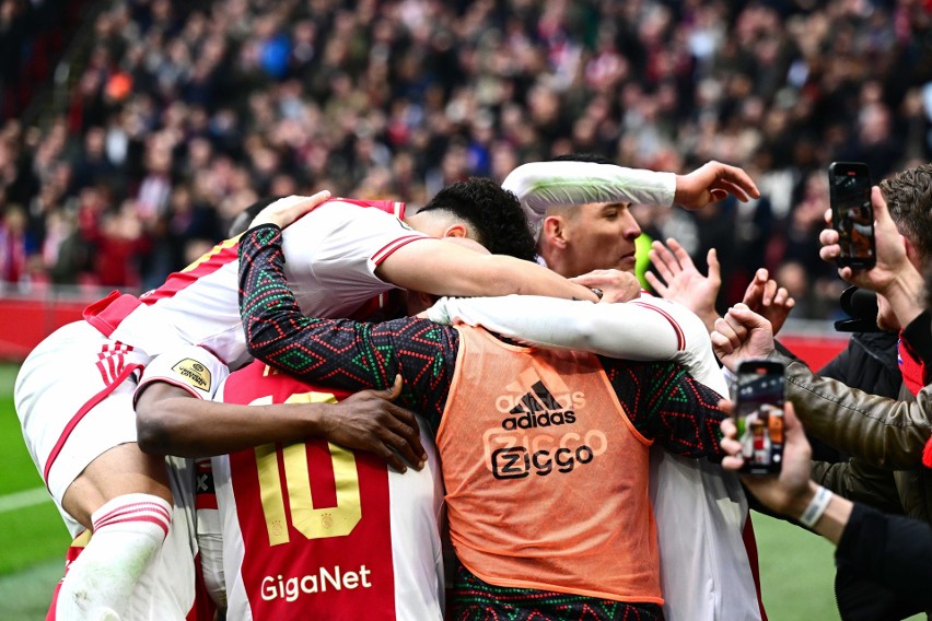 Sebastian Szymański strzelił gola w meczu Ajax Amsterdam - Feyenoord Rotterdam. Jego zespół wygrał i zwiększył przewagę