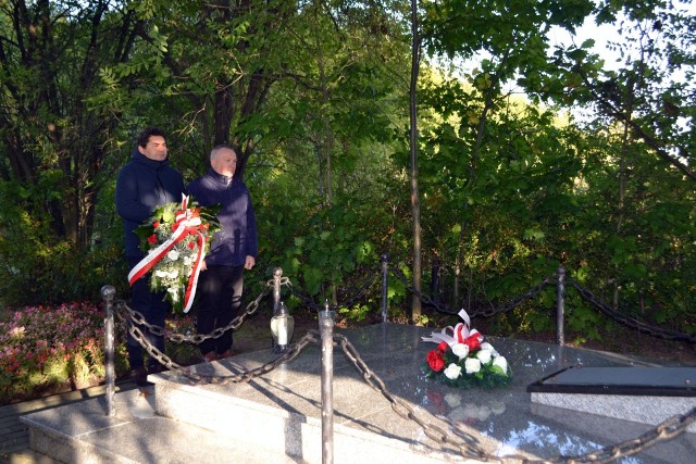 Prezydent Lucjusz Nadbereżny i przewodniczący Rady Miejskiej Stanisław Sobieraj przy pomniku pomordowanych patriotów