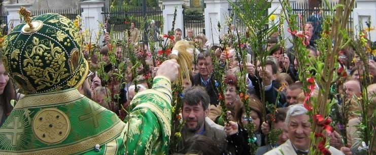 Święcenie palm przed białostocką cerkwią św. Mikołaja