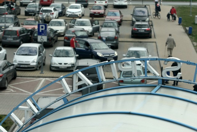 Parking przy szpitalu przy ul. Borowskiej. Godzina postoju kosztuje 4 zł. Pierwsze 20 minut jest za darmo. 