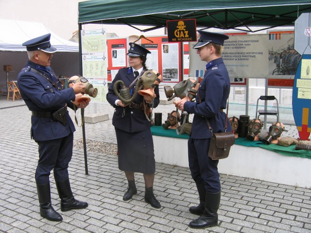 Rekonstruktorzy z Radomia prezentowali w Kielcach polskie maski przeciwgazowe z okresu międzywojennego.