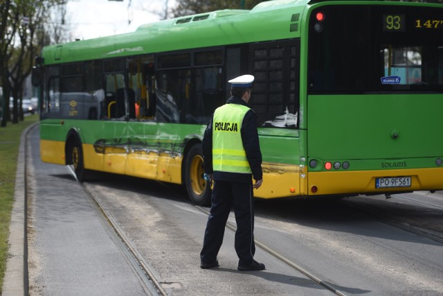 Samochód osobowy zderzył się z autobusem linii 169 na al. Praw Kobiet przy ul. Sarmackiej w Poznaniu.