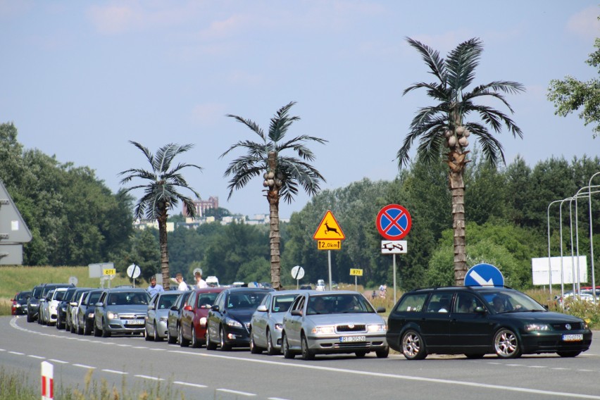 Tarnobrzeg. Kilometrowe kolejki do wjazdu nad Jezioro Tarnobrzeskie. Tysiące samochodów, parkingi wypełnione do granic. Zobaczcie! 