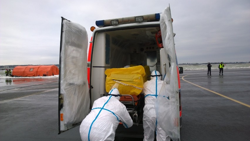 Ćwiczenia "Ebola 2014" na lubelskim lotnisku. Samolot z...