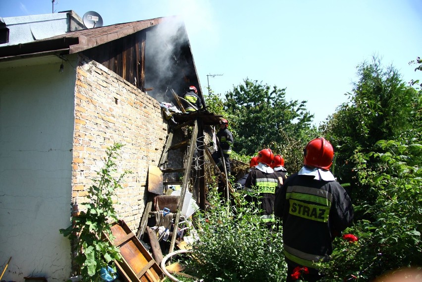 Pożar domu przy ul. Modrzewiowej w Lublinie. Ogień gasiło siedem zastępów straży 