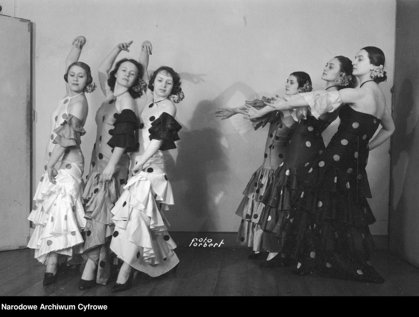 Zespół baletowy Janiny Mieczyńskiej w tańcu hiszpańskim
1936