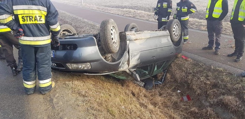 Stary Sącz. Wypadek na Wygonie. Kierowca audi wpadł w poślizg, dachował i zakończył jazdę w rowie