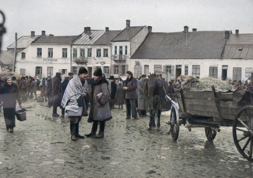Październik 1942 roku na rynku w Przysusze.