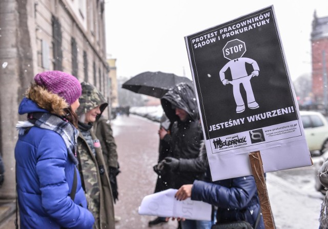 Protest w wymiarze sprawiedliwości. W czwartek swoją manifestację rozpoczęli pracownicy prokuratur. Na zdjęciu - protest przed siedzibą gdańskiej prokuratury.