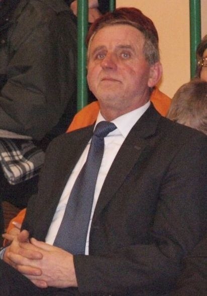 Patron turnieju Jerzy Grządziel nie tylko wspierał organizację imprez sportowych, ale także w nich uczestniczył jako kibic. Na zdjęciu ogląda zakończenie turnieju w 2011 roku.