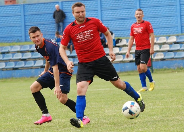 Michał Hołody (z lewej) strzelił wyrównującego gola dla Alitu Ożarów w sobotnim meczu z Lubrzanką Kajetanów.