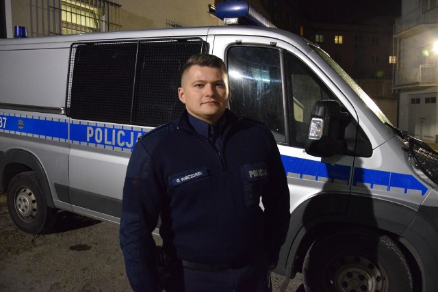 Grzegorz Wieczorek w policji pracuje od 11 lat. Jest absolwentem klasy policyjnej w XVI LO. Od dziecka chciał nosić mundur. Był dzielnicowym, teraz szkoli m.in. młodych stażem funkcjonariuszy