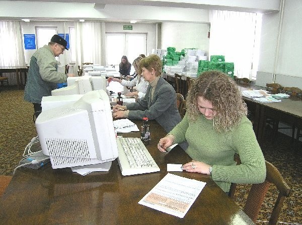 Na zdjęciu: Justyna Sadecka, Ewa Ułanowicz- Kuć, Emilia Bohdanowicz, Milena Dziedzic i  Róża Stefaniak podczas przyjmowania zeznań  podatników.