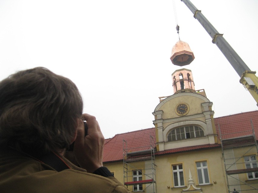 Wielu przechodniów zatrzymywało się i robiło zdjęcia podczas...