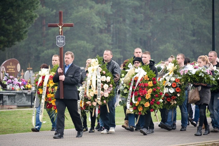 Białystok. Pogrzeb Pawła Klima. Kibice oddali mu hołd (zdjęcia, wideo)