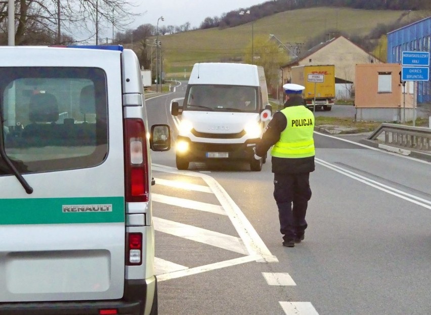 Pracujesz za granicą? Rząd wprowadza nowe ograniczenia w przekraczaniu polskiej granicy od 27 marca