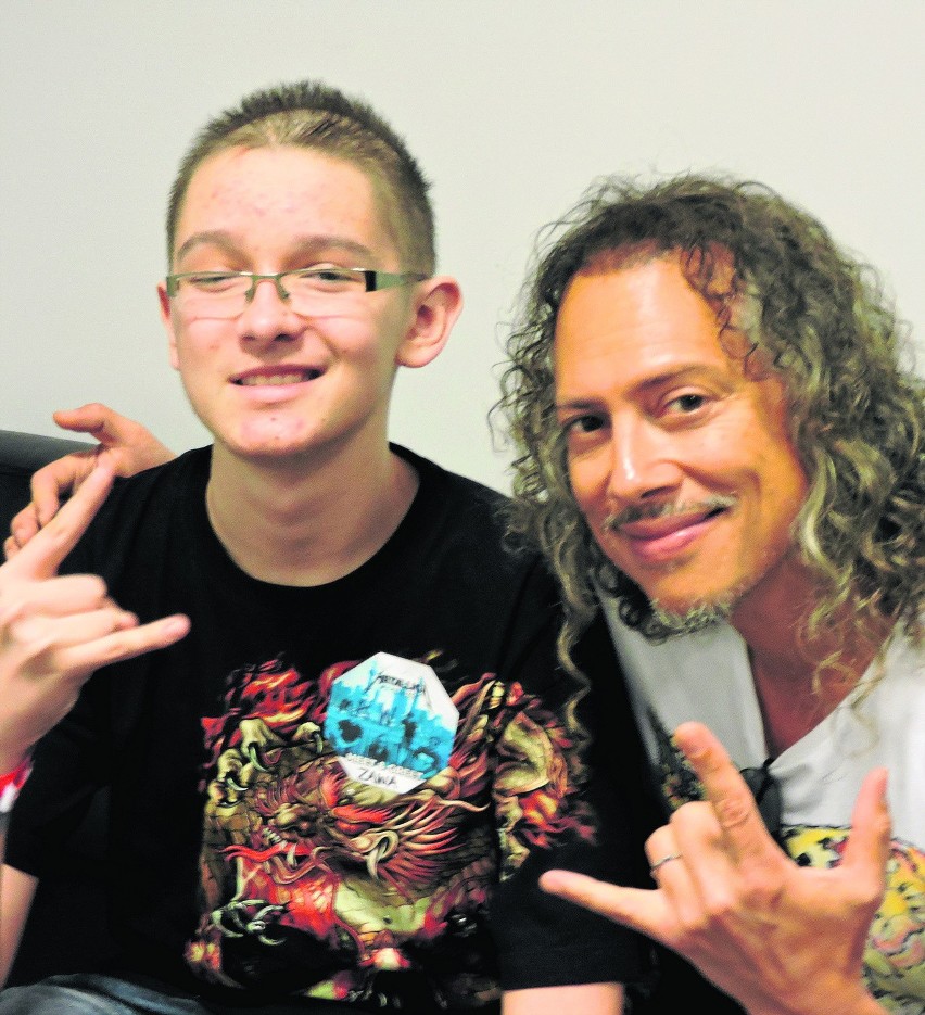 Kirk Hammett pozuje z mieszkańcem Pruchnej