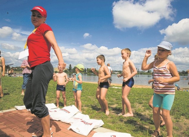 Dziewczyny w czerwonych koszulkach z naszym logo będą chodzić po plaży i zachęcać do wspólnej zabawy, a także do udziału w konkursie na Miss Lata. Spotkacie je w każdą pogodną sobotę i niedzielę, w godzinach 11-15. Aż do końca wakacji!