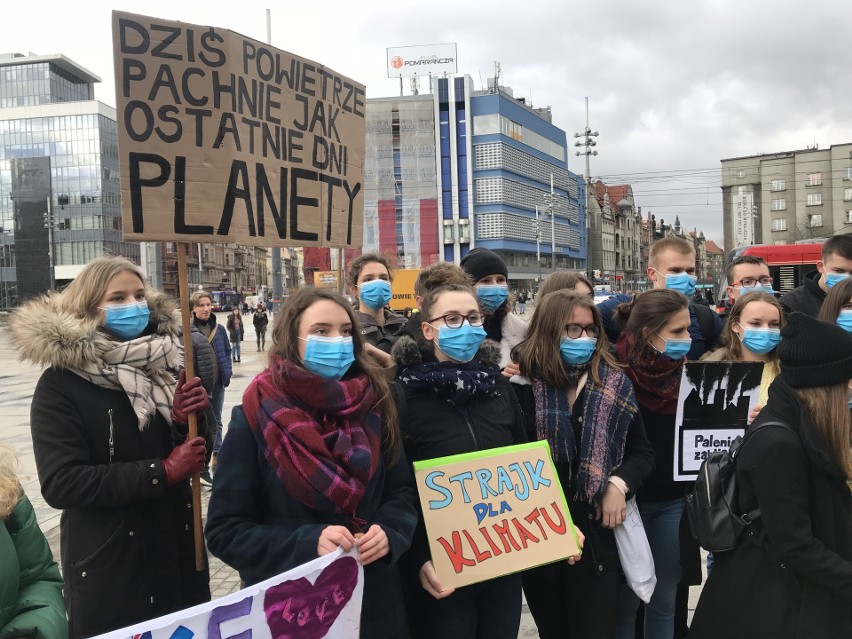 Tłumy uczniów na Młodzieżowym Strajku Klimatycznym w...