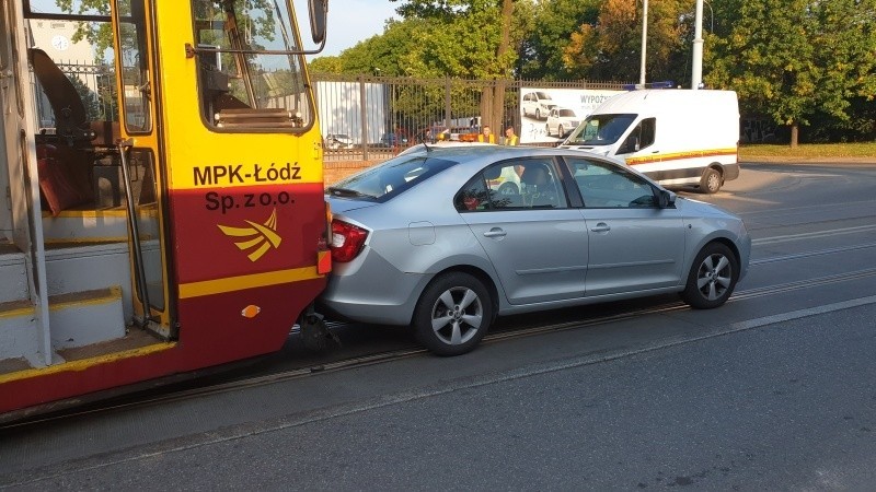 Tramwaj zderzył się ze skodą na ul. Kilińskiego. Utrudnienia w ruchu ZDJĘCIA