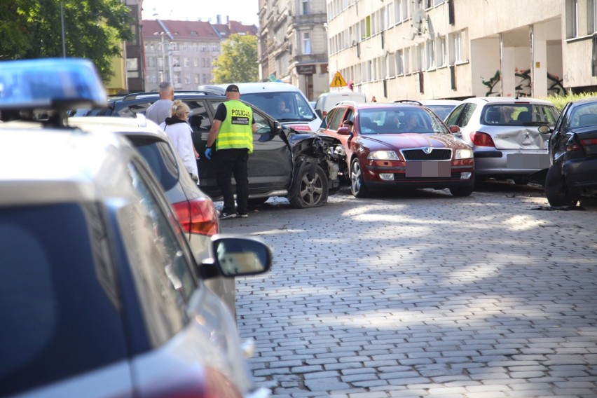 Kierowca toyoty uderzył w samochody zaparkowane wzdłuż...