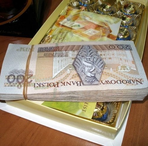 Przedsiębiorca z Poznania złożył burmistrzowi Hypkiemu życzenia świąteczne i... zostawił na jego biurku pudełko z czekoladkami. W środku był plik banknotów 200-złotowych, łapówka w wysokości 20 tys. złotych.