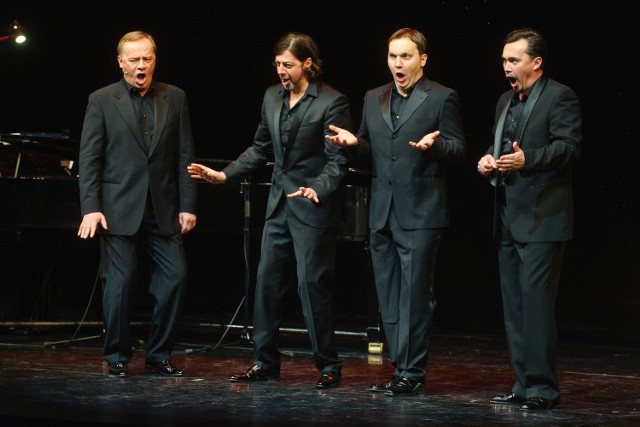 Leszek Mikos (pierwszy z lewej) podczas krynickiego festiwalu miał okazję śpiewać z Przemysławem Firkiem i braćmi Gierlachami…