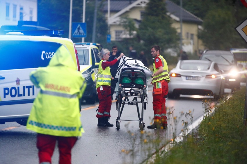 Norwescy ratownicy medyczni przy centrum islamskim w pobliżu...
