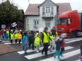 Policjanci z Kozienic z dziećmi z Zespołu Szkolno-Przedszkolnego w Gniewoszowie przeprowadzili happening